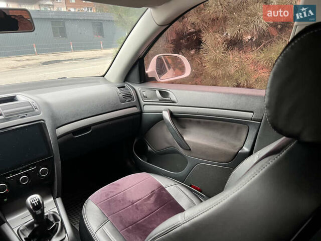 Білий Шкода Октавія, об'ємом двигуна 1.6 л та пробігом 270 тис. км за 6800 $, фото 17 на Automoto.ua