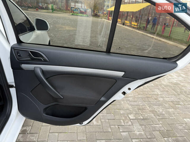 Білий Шкода Октавія, об'ємом двигуна 1.6 л та пробігом 260 тис. км за 7900 $, фото 24 на Automoto.ua