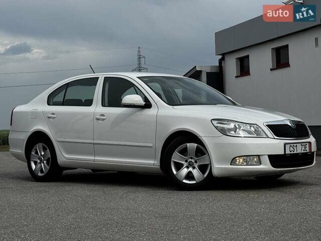 Шкода Октавия 2011 в Самборе на Automoto.ua Белый Шкода Октавия, объемом двигателя 1.97 л и пробегом 272 тыс. км за 10400 $, фото 9 на Automoto.ua