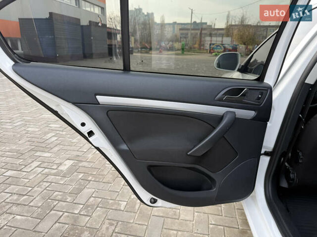 Білий Шкода Октавія, об'ємом двигуна 1.6 л та пробігом 260 тис. км за 7900 $, фото 21 на Automoto.ua