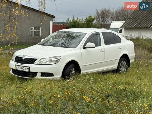 Шкода Октавия 2011 в Краснокутске на Automoto.ua Белый Шкода Октавия, объемом двигателя 1.6 л и пробегом 280 тыс. км за 5888 $, фото 1 на Automoto.ua