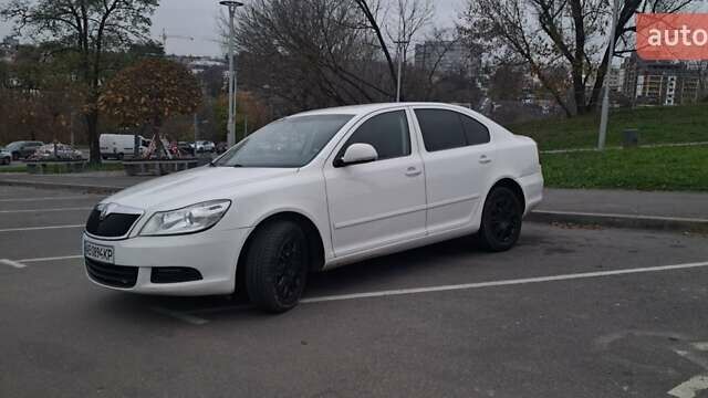 Белый Шкода Октавия, объемом двигателя 1.6 л и пробегом 240 тыс. км за 7600 $, фото 1 на Automoto.ua