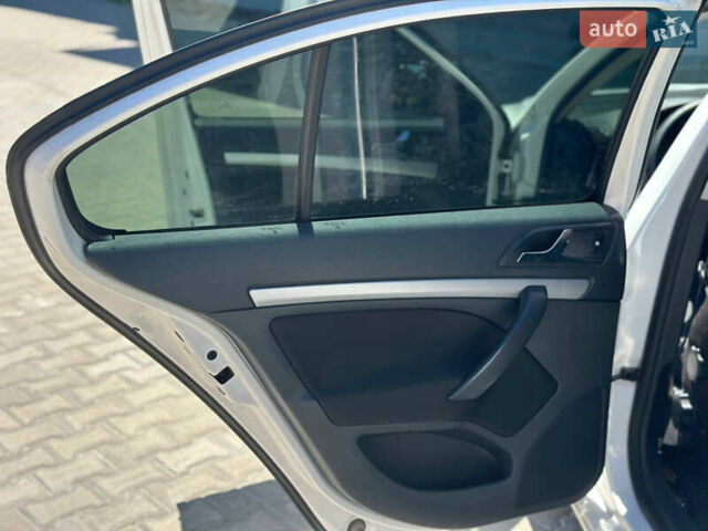 Шкода Октавия 2011 в Черновцах на Automoto.ua Белый Шкода Октавия, объемом двигателя 1.8 л и пробегом 258 тыс. км за 6500 $, фото 13 на Automoto.ua