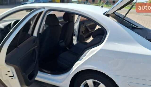 Білий Шкода Октавія, об'ємом двигуна 1.6 л та пробігом 138 тис. км за 7600 $, фото 1 на Automoto.ua