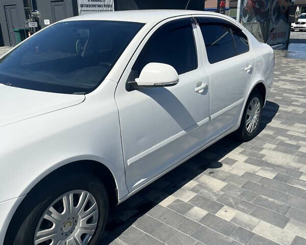 Белый Шкода Октавия, объемом двигателя 1.6 л и пробегом 349 тыс. км за 7500 $, фото 3 на Automoto.ua