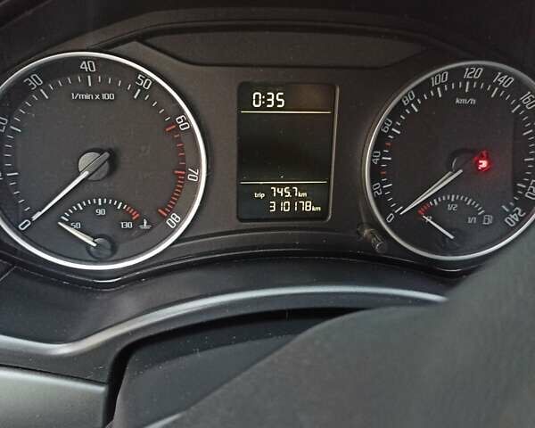 Белый Шкода Октавия, объемом двигателя 1.6 л и пробегом 310 тыс. км за 6500 $, фото 4 на Automoto.ua