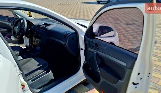 Білий Шкода Октавія, об'ємом двигуна 1.6 л та пробігом 138 тис. км за 7600 $, фото 8 на Automoto.ua