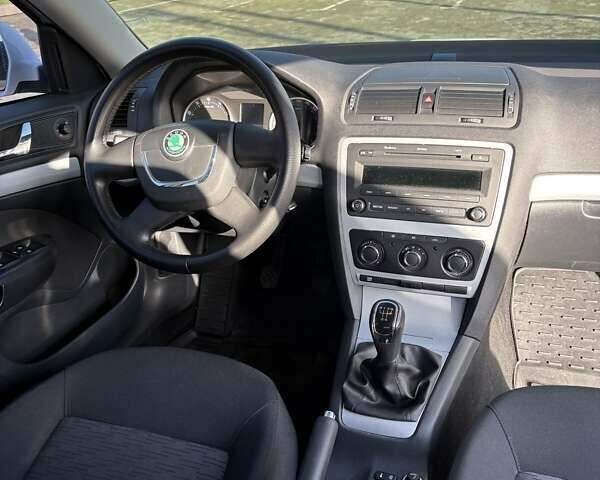Білий Шкода Октавія, об'ємом двигуна 1.6 л та пробігом 76 тис. км за 9900 $, фото 7 на Automoto.ua