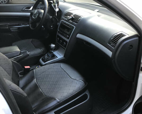 Белый Шкода Октавия, объемом двигателя 1.8 л и пробегом 240 тыс. км за 7500 $, фото 1 на Automoto.ua