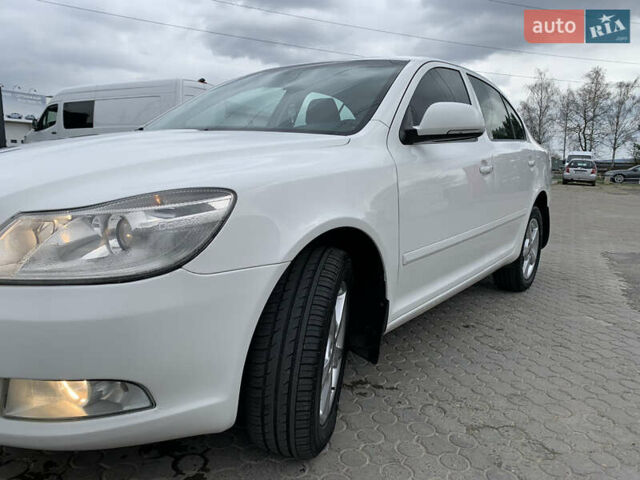 Белый Шкода Октавия, объемом двигателя 1.8 л и пробегом 213 тыс. км за 6400 $, фото 1 на Automoto.ua