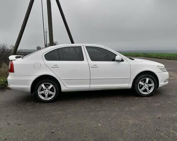 Белый Шкода Октавия, объемом двигателя 1.8 л и пробегом 219 тыс. км за 8200 $, фото 2 на Automoto.ua