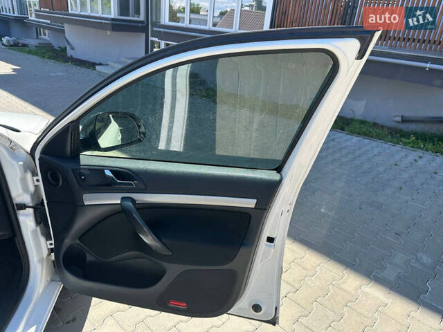 Шкода Октавия 2011 в Черновцах на Automoto.ua Белый Шкода Октавия, объемом двигателя 1.8 л и пробегом 258 тыс. км за 6500 $, фото 16 на Automoto.ua