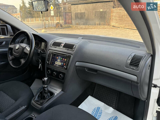 Белый Шкода Октавия, объемом двигателя 1.6 л и пробегом 212 тыс. км за 7800 $, фото 41 на Automoto.ua