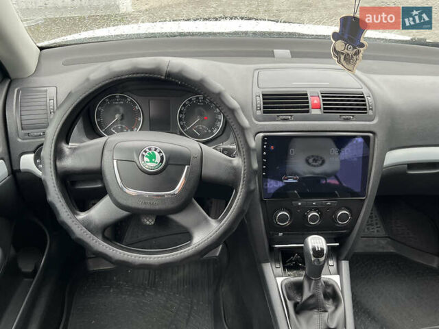 Шкода Октавия 2011 в Николаеве на Automoto.ua Белый Шкода Октавия, объемом двигателя 1.6 л и пробегом 183 тыс. км за 7499 $, фото 2 на Automoto.ua