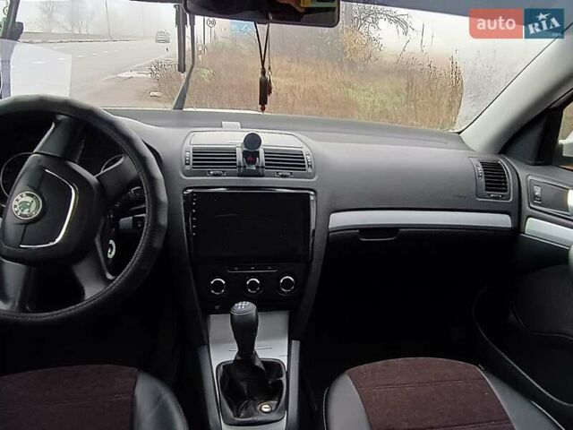 Белый Шкода Октавия, объемом двигателя 1.6 л и пробегом 194 тыс. км за 6800 $, фото 3 на Automoto.ua