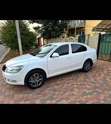 Белый Шкода Октавия, объемом двигателя 2 л и пробегом 240 тыс. км за 8700 $, фото 6 на Automoto.ua