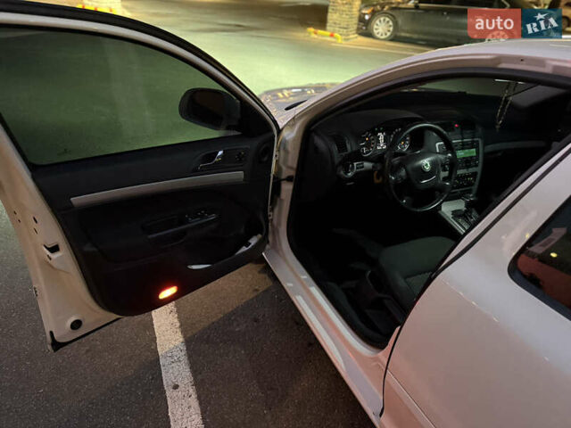 Белый Шкода Октавия, объемом двигателя 1.6 л и пробегом 200 тыс. км за 9999 $, фото 7 на Automoto.ua