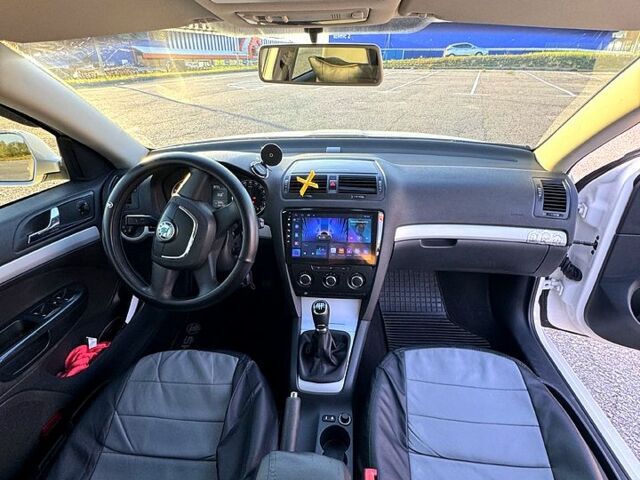 Белый Шкода Октавия, объемом двигателя 1.6 л и пробегом 264 тыс. км за 7500 $, фото 1 на Automoto.ua