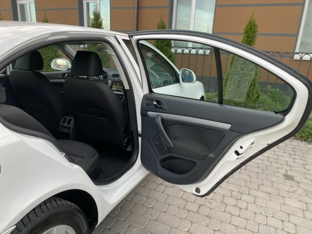 Белый Шкода Октавия, объемом двигателя 1.6 л и пробегом 189 тыс. км за 8999 $, фото 19 на Automoto.ua