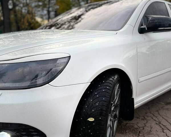Шкода Октавия 2011 в Коростене на Automoto.ua Белый Шкода Октавия, объемом двигателя 1.98 л и пробегом 238 тыс. км за 9000 $, фото 2 на Automoto.ua