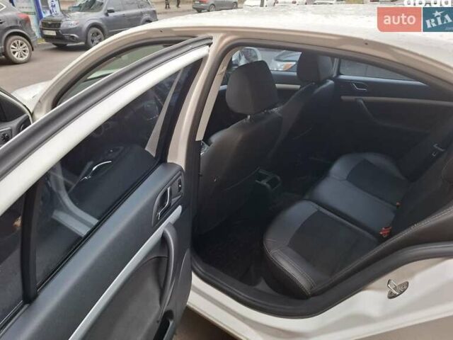 Белый Шкода Октавия, объемом двигателя 1.6 л и пробегом 448 тыс. км за 8500 $, фото 4 на Automoto.ua