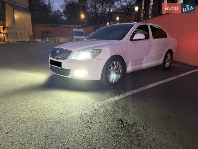 Белый Шкода Октавия, объемом двигателя 1.6 л и пробегом 200 тыс. км за 9999 $, фото 3 на Automoto.ua