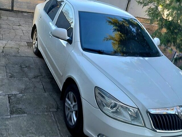 Белый Шкода Октавия, объемом двигателя 1.6 л и пробегом 194 тыс. км за 6800 $, фото 1 на Automoto.ua