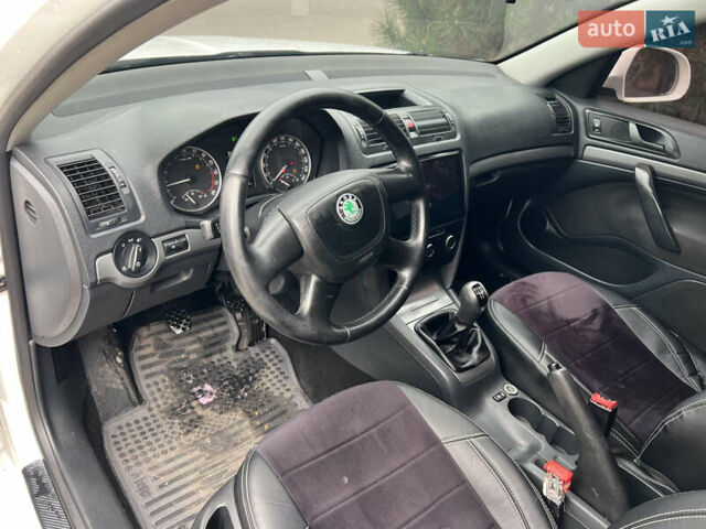 Білий Шкода Октавія, об'ємом двигуна 1.6 л та пробігом 270 тис. км за 6800 $, фото 22 на Automoto.ua