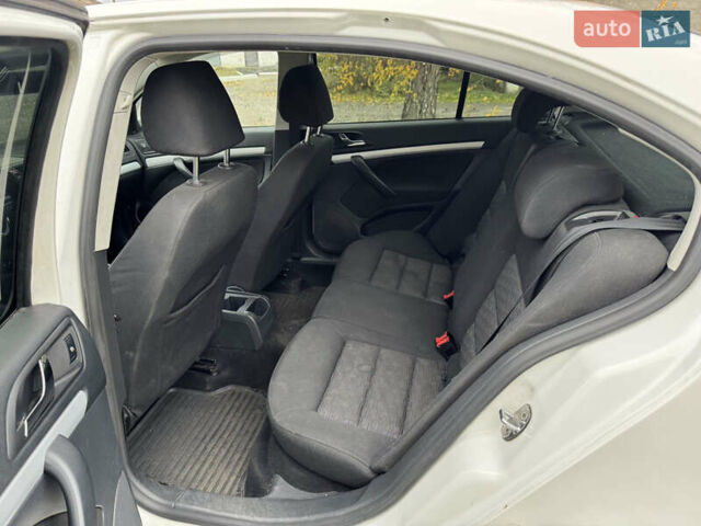 Шкода Октавия 2011 в Краснокутске на Automoto.ua Белый Шкода Октавия, объемом двигателя 1.6 л и пробегом 280 тыс. км за 5888 $, фото 10 на Automoto.ua