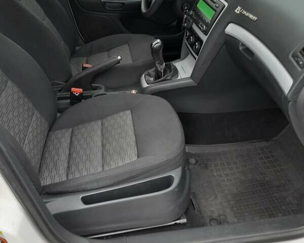 Белый Шкода Октавия, объемом двигателя 1.8 л и пробегом 219 тыс. км за 8200 $, фото 16 на Automoto.ua