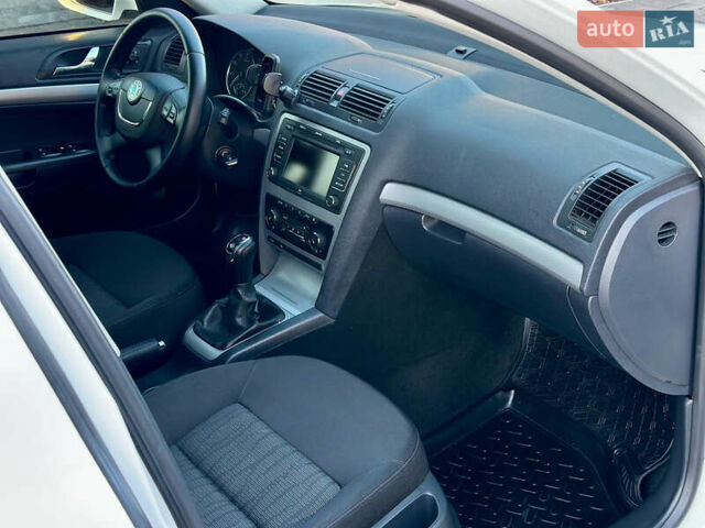 Белый Шкода Октавия, объемом двигателя 1.39 л и пробегом 275 тыс. км за 8200 $, фото 60 на Automoto.ua