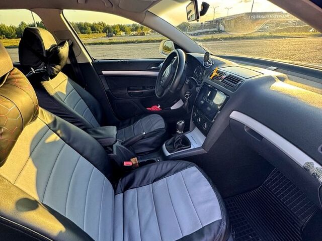 Белый Шкода Октавия, объемом двигателя 1.6 л и пробегом 264 тыс. км за 7500 $, фото 3 на Automoto.ua