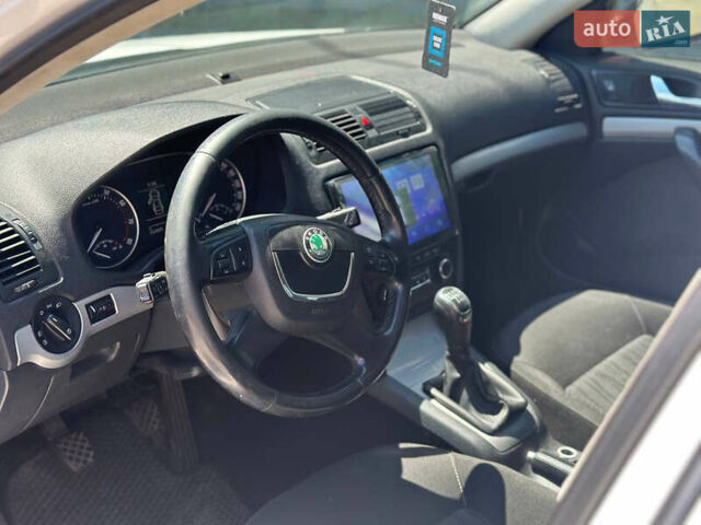 Шкода Октавия 2011 в Черновцах на Automoto.ua Белый Шкода Октавия, объемом двигателя 1.8 л и пробегом 258 тыс. км за 6500 $, фото 11 на Automoto.ua