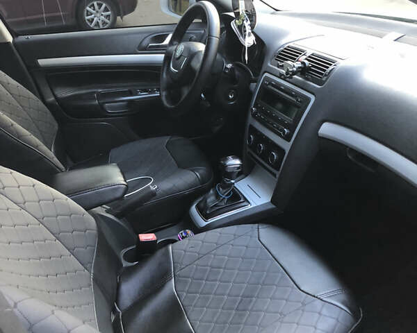 Белый Шкода Октавия, объемом двигателя 1.8 л и пробегом 240 тыс. км за 7500 $, фото 4 на Automoto.ua