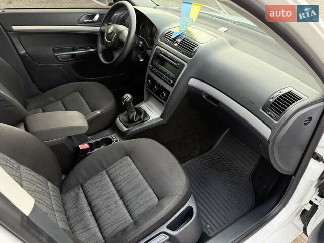 Білий Шкода Октавія, об'ємом двигуна 1.6 л та пробігом 260 тис. км за 7900 $, фото 26 на Automoto.ua