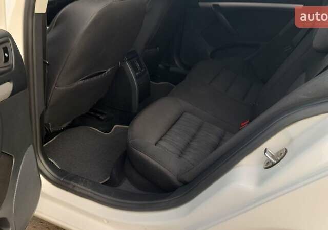 Белый Шкода Октавия, объемом двигателя 1.8 л и пробегом 180 тыс. км за 8200 $, фото 10 на Automoto.ua