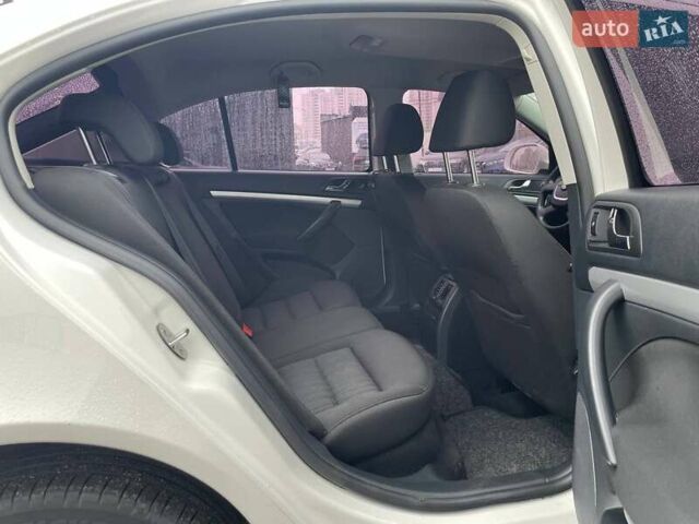 Белый Шкода Октавия, объемом двигателя 1.8 л и пробегом 155 тыс. км за 7990 $, фото 10 на Automoto.ua