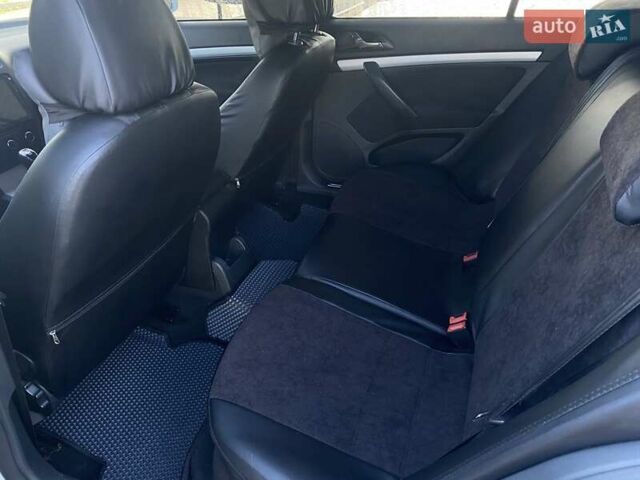 Белый Шкода Октавия, объемом двигателя 1.6 л и пробегом 195 тыс. км за 7800 $, фото 18 на Automoto.ua