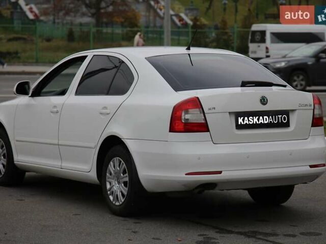 Белый Шкода Октавия, объемом двигателя 1.6 л и пробегом 239 тыс. км за 8100 $, фото 5 на Automoto.ua