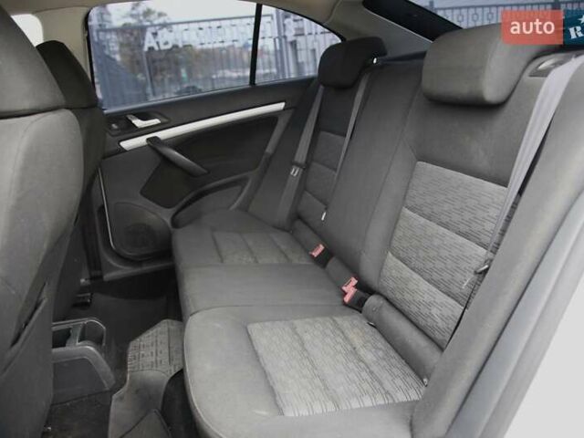 Белый Шкода Октавия, объемом двигателя 1.6 л и пробегом 239 тыс. км за 8100 $, фото 7 на Automoto.ua