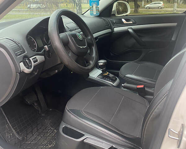 Белый Шкода Октавия, объемом двигателя 1.6 л и пробегом 210 тыс. км за 9000 $, фото 7 на Automoto.ua