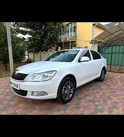 Белый Шкода Октавия, объемом двигателя 2 л и пробегом 240 тыс. км за 8700 $, фото 3 на Automoto.ua