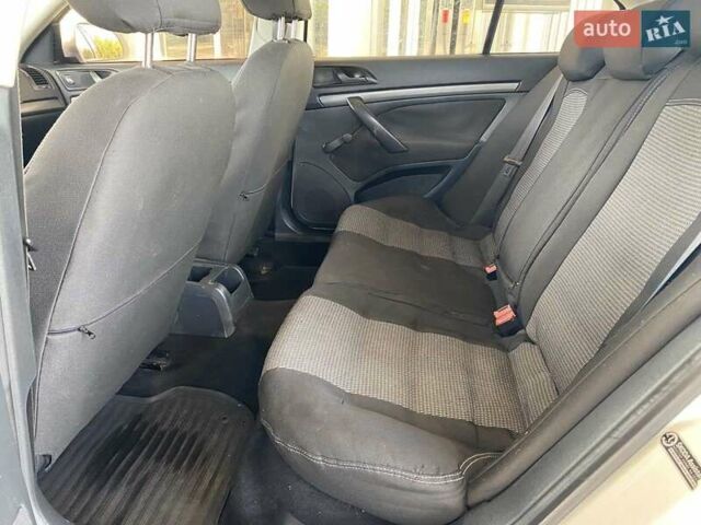 Білий Шкода Октавія, об'ємом двигуна 1.6 л та пробігом 262 тис. км за 7500 $, фото 14 на Automoto.ua