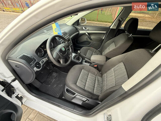 Білий Шкода Октавія, об'ємом двигуна 1.6 л та пробігом 260 тис. км за 7900 $, фото 18 на Automoto.ua