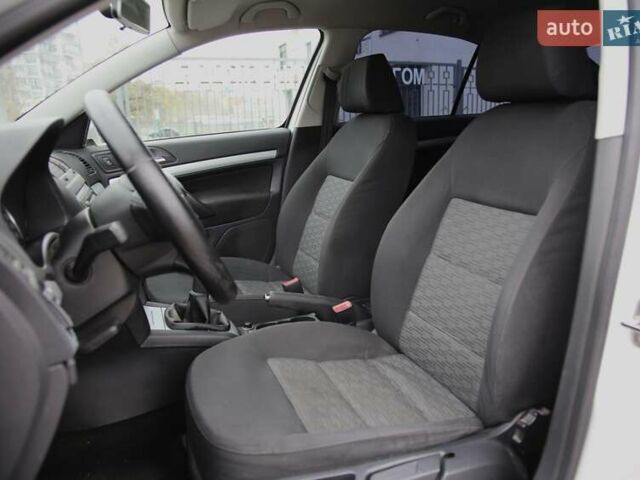 Белый Шкода Октавия, объемом двигателя 1.6 л и пробегом 239 тыс. км за 8100 $, фото 6 на Automoto.ua