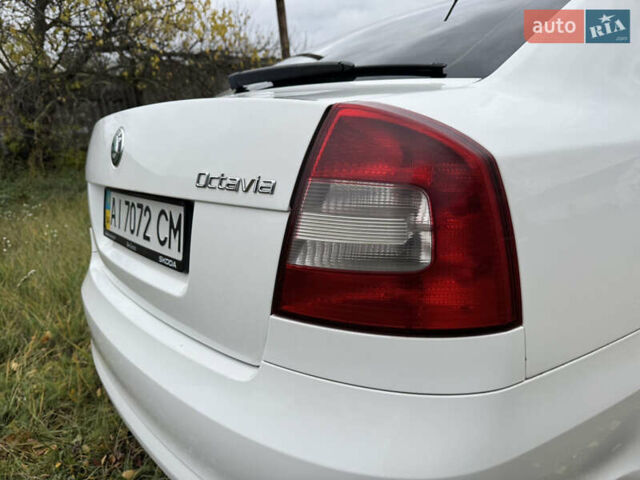 Шкода Октавия 2011 в Краснокутске на Automoto.ua Белый Шкода Октавия, объемом двигателя 1.6 л и пробегом 280 тыс. км за 5888 $, фото 2 на Automoto.ua