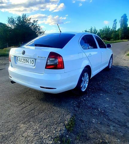 Белый Шкода Октавия, объемом двигателя 1.6 л и пробегом 300 тыс. км за 7600 $, фото 1 на Automoto.ua