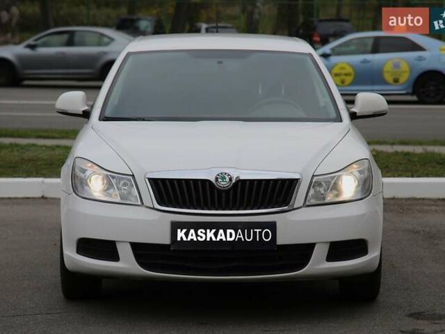 Белый Шкода Октавия, объемом двигателя 1.6 л и пробегом 239 тыс. км за 8100 $, фото 1 на Automoto.ua
