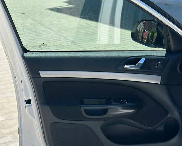 Шкода Октавия 2011 в Черновцах на Automoto.ua Белый Шкода Октавия, объемом двигателя 1.8 л и пробегом 258 тыс. км за 6500 $, фото 12 на Automoto.ua