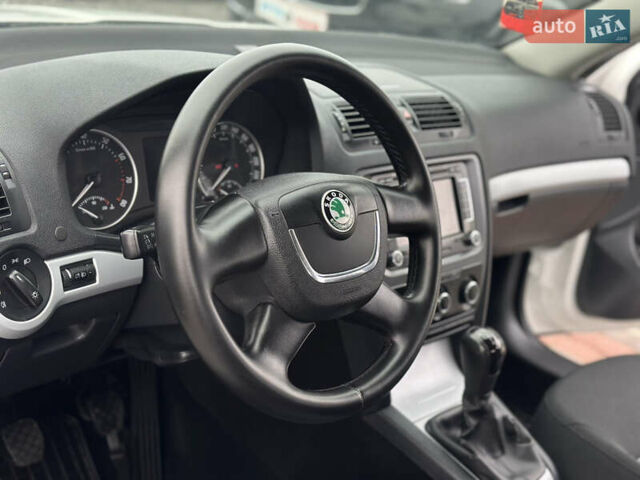 Шкода Октавия 2011 в Береговом на Automoto.ua Белый Шкода Октавия, объемом двигателя 1.6 л и пробегом 150 тыс. км за 8800 $, фото 12 на Automoto.ua
